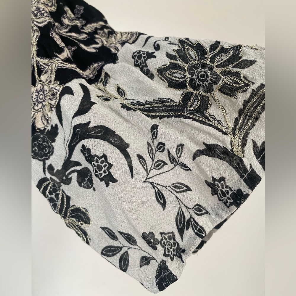 Vintage & So GLAM- Check Out Gorgeously Patterned & Embroidered Robe - Picture 7 of 12